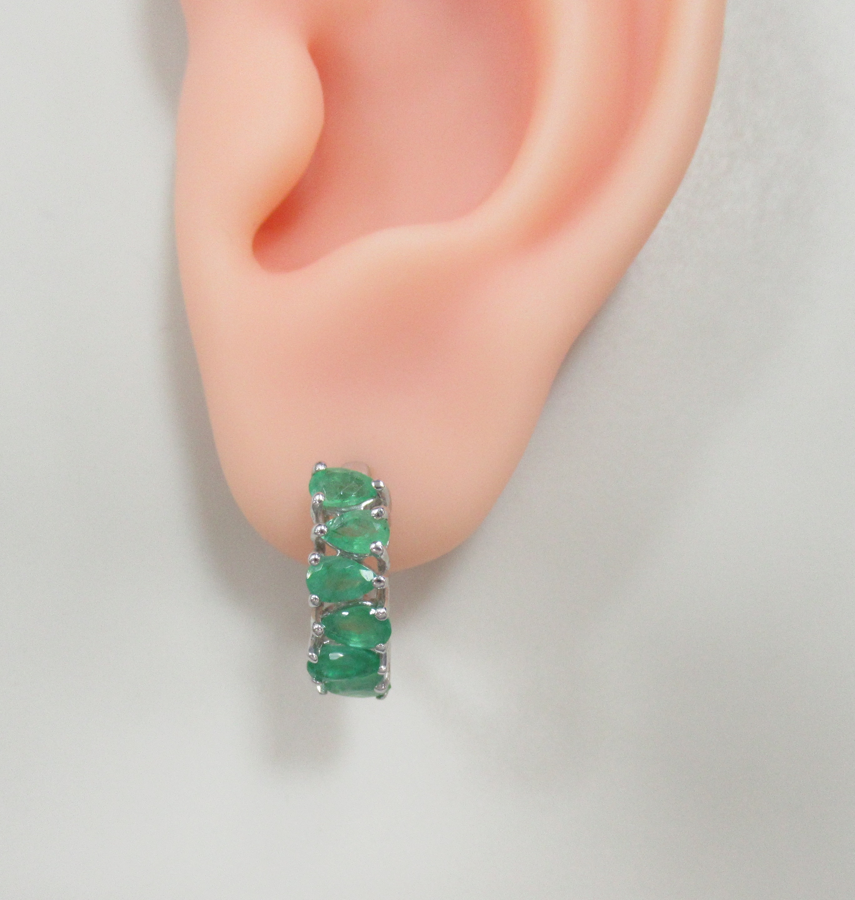 Серебряные серьги-конго с изумрудами